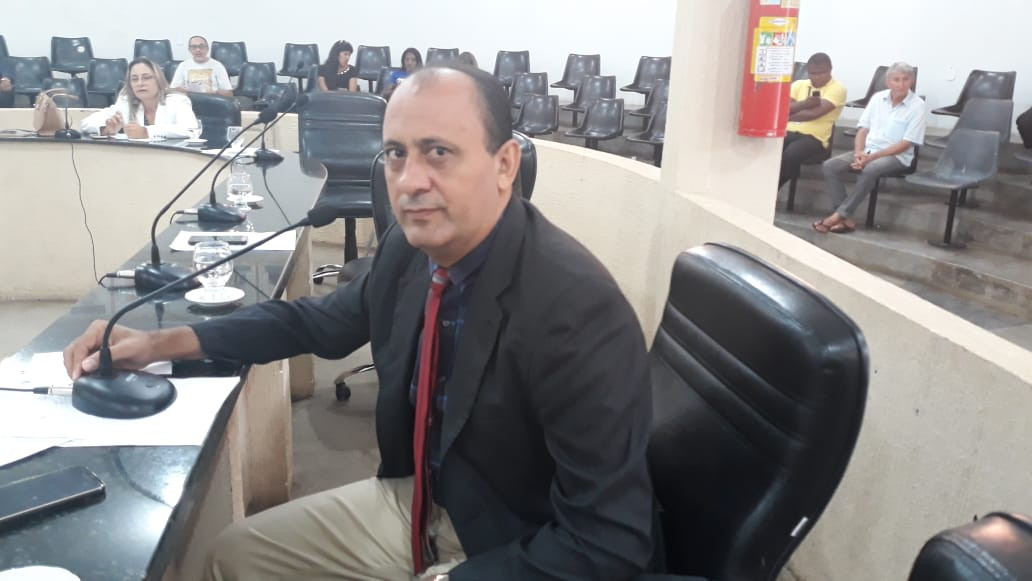 Vereador solicita instalação de redutores de velocidade e operação tapa buracos na cidade