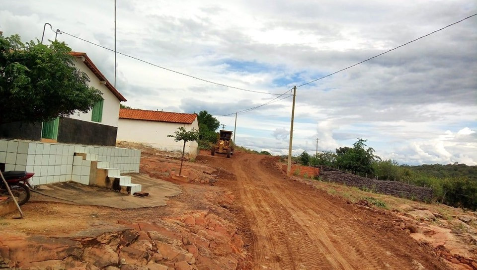 Com o apoio de Afonsinho, Secretaria de Agricultura recupera estrada vicinal do povoado Tabatinga
