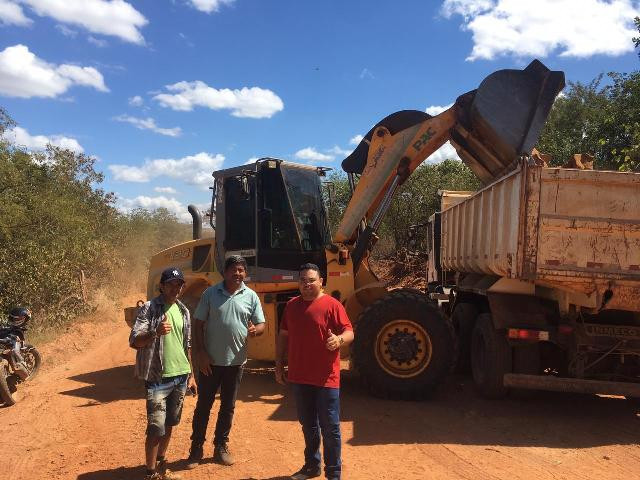Com o apoio de Afonsinho, Secretaria de Agricultura promove reforma e ampliação da estrada do povoado Vaca Morta