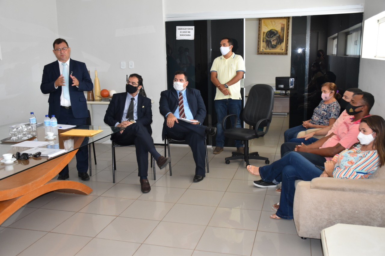 Presidente da Câmara de Picos realiza reunião com servidores