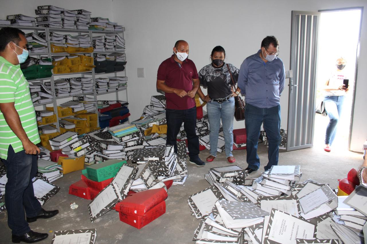 Vereador Chaguinha visita arquivo da Câmara Municipal 