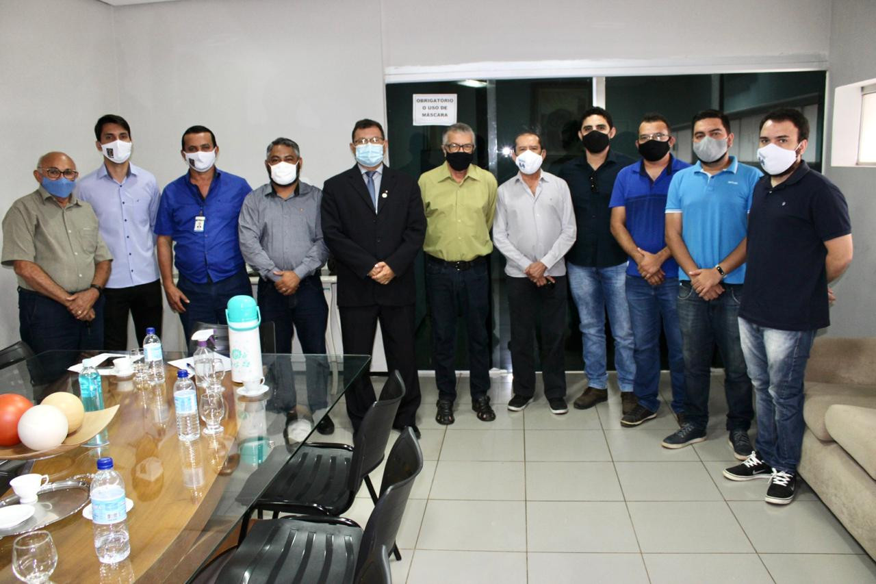 Presidente da Câmara de Picos recebe visita de representantes da engenharia