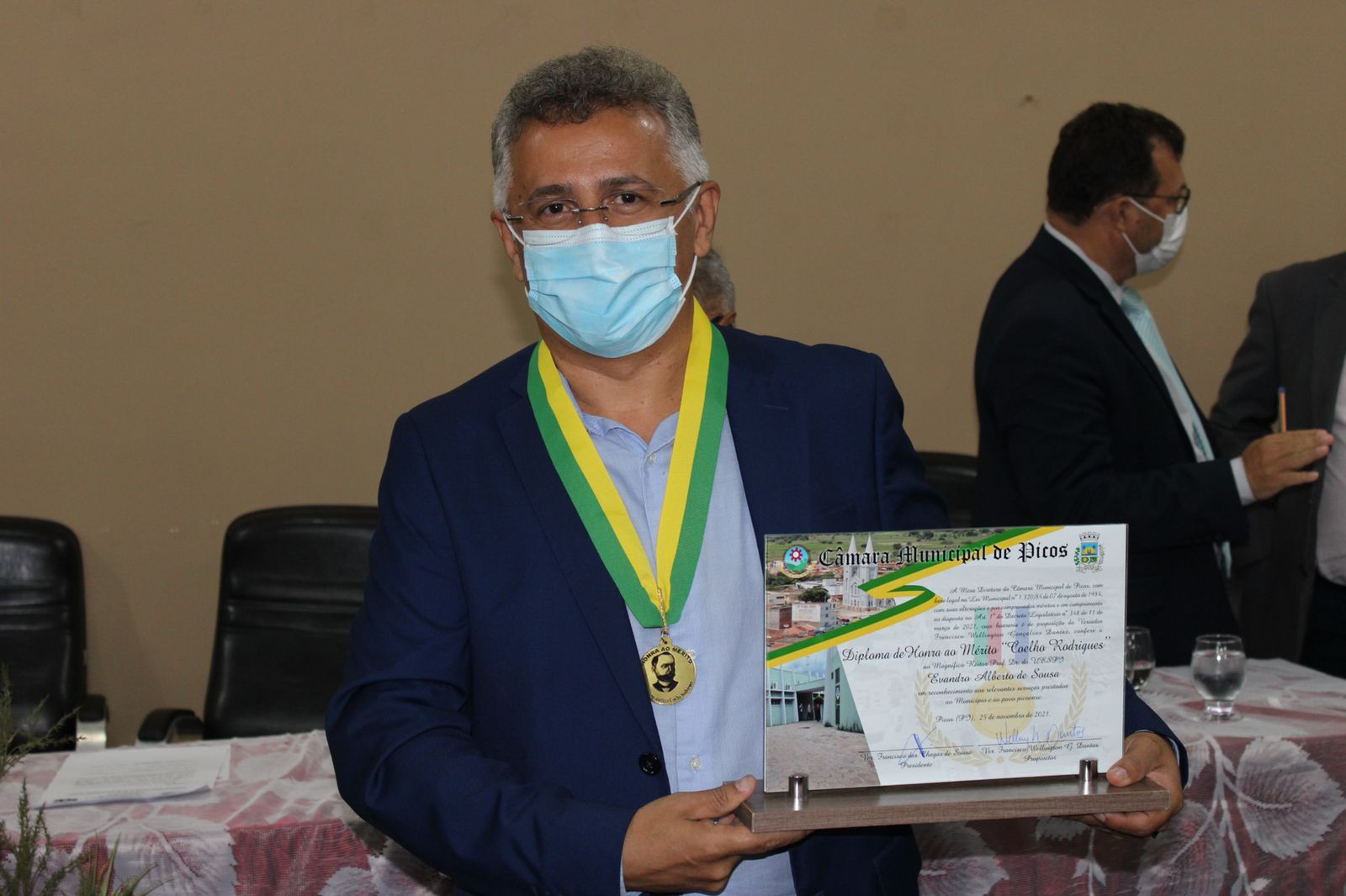 Câmara Municipal de Picos entrega Medalha Coelho Rodrigues ao reitor Evandro Alberto 